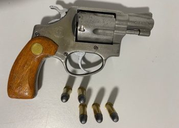 Homem é flagrado com revólver dentro de Bar no bairro Planalto, em Linhares