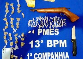 Polícia apreende drogas, arma de fogo. Uma pessoa é detida e levada para delegacia