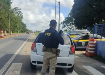 Casal com mandado de prisão em aberto, por assalto a mão armada, é preso pela PRF, durante abordagem na BR 101