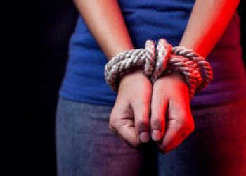 Três homens encapuzados e armados invadem casa no interior de Rio Bananal, roubam 9 mil reais em dinheiro e joias