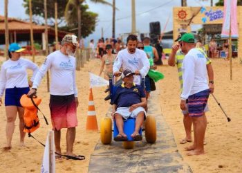 Praia Acessível: aos 80 anos, morador de Rio Bananal toma banho de mar pela primeira vez em Pontal do Ipiranga