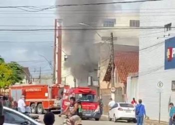 Bombeiros combatem incêndio em residência no Centro de Linhares.