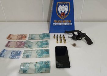 Suspeito é flagrado com revólver, munição e droga, enfrente loja de celular em Sooretama