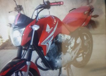 Dupla armada com submetralhadora rende tratorista e rouba sua moto no percurso de trabalho