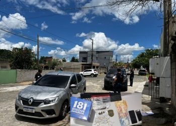 A CASA CAIU!  Polícia Civil cumpre mandado de busca e apreensão e leva 4 para a Delegacia