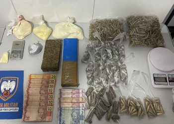 Polícia apreende quantidade significativa de maconha e cocaína no bairro Movelar, em Linhares,além de material usado para o tráfico