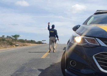 Fiat Uno furtado é recuperado pela PRF, em Linhares