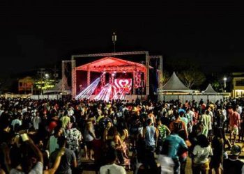 Sábado de folia no litoral de Aracruz