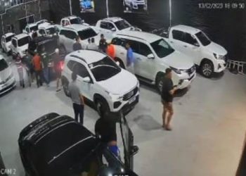 Grupo invade concessionária e rouba 13 carros em Fortaleza