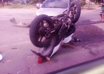 Colisão entre carro e moto, no B. Aviso, deixa motociclista ferido