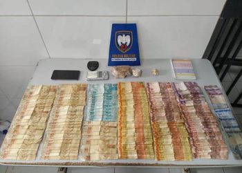 Polícia Militar cumpriu mandado de busca e apreensão no bairro Planalto, em Linhares. No local do alvo, um homem foi flagrado com crack e quase 6 mil reais em dinheiro