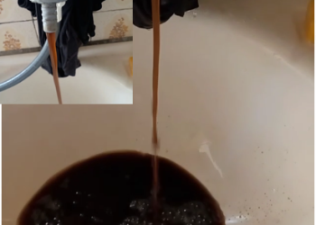 DE NOVO! “Dá uma olhada na cor da água que está saindo nessa torneira. Olha a qualidade dessa água”. Diz moradora de Bebedouro