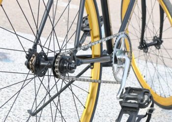 Concessionária deve indenizar ciclista que foi arremessada ao colidir com fio de arame