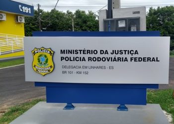 Homem com mandado de prisão, que estava de carona em um veículo, é preso pela PRF, em Linhares.
