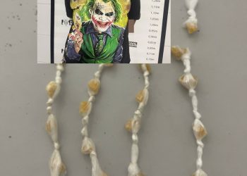 Adolescetne de 17 anos tenta esconder pedras de crack da PM, mas é apreendida e levada para a delegacia