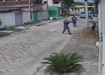 VÍDEO – Policial que atirou e matou adolescetne, já rendido, está preso. A informação foi do comandante da PM-ES, durante coletiva