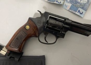 Dupla em motocicleta faz disparos em via pública no B. Interlagos, em Linhares, e é presa no Boa vista