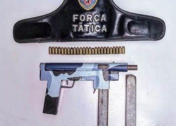 Suspeito foge ao ver polícia e abandona bolsa com submetralhadora e munições