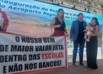 VÍDEO – Governador recebe carta de grupo de mães de Linhares, pedindo segurança nas escolas