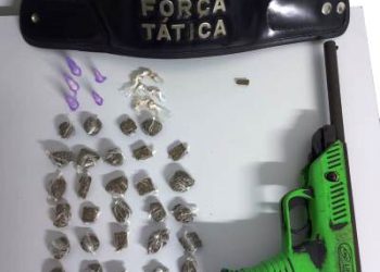 Dupla foge e PM apreende crack, cocaína, maconha e arma de fogo modificada, em Linhares