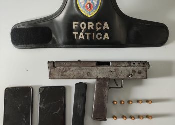 Homem foge da Polícia e deixa para trás bolsa com arma de fogo, munições e drogas