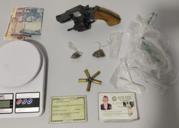 Homem foge da Polícia e deixa para trás bolsa com arma de fogo, munições e drogas