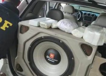ATUALIZAÇÃO E VÍDEO – PRF apreende grande quantidade de droga escondida em caixa de som dentro de automóvel, em Linhares