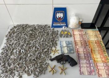 Polícia Militar prende homem com mandado de prisão em aberto e apreende mais de 600 buchas de maconha. Ele usava identidade falsa