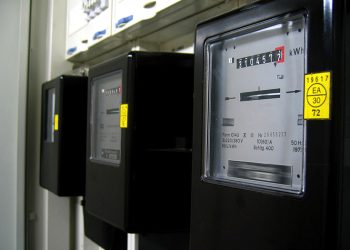 Companhia de energia deve indenizar consumidora por cobrança irregular