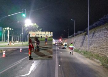 Colisão entre automóvel e motocicleta, na BR 101, em Linhares, deixa uma mulher morta e um homem ferido. O condutor do carro fugiu