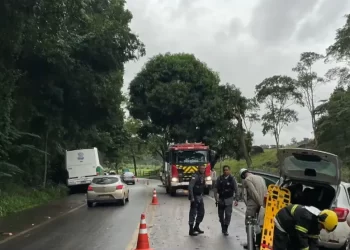Final de semana com acidente entre automóvel e ônibus, em Aracruz, deixa vítima presa às ferragens