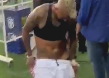 VÍDEO – Vidal atende a pedido inusitado e diverte policial no Maracanã