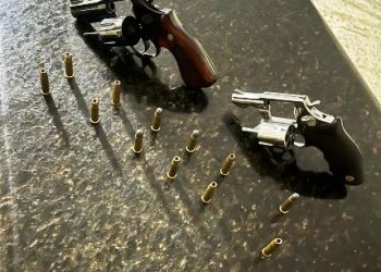 Polícia apreende duas armas de fogo dentro de caminhão, na entrada do bairro Movelar, em Linhares