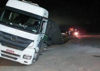 AO VIVO – Carreta carregada de cocos cai em buraco, às margens da BR 101, na localidade de Bebedouro, em Linhares