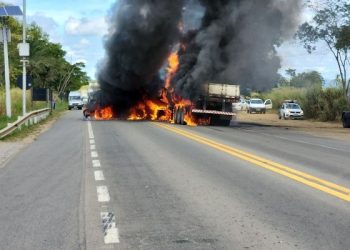 VÍDEOS – Colisão entre duas carretas na BR-101 em Linhares. Uma delas pegou fogo