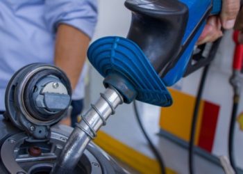 Gasolina a R$ 3,79 e lojas com até 67% de desconto. É o dia livre de impostos, em cidades do ES