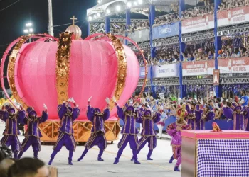 Coroa gigante com mais de 150 kg símbolo de tradicional escola de samba de Vitória é roubada em barracão
