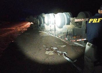 VÍDEO – Tombamento de carreta deixa uma pessoa morta e outra gravemente ferida, em João Neiva