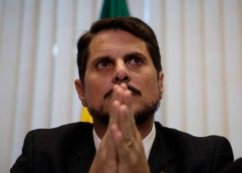 Polícia Federal faz buscas em endereços do senador Marcos do Val