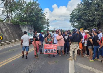 VÍDEO – Pescadores e atendidos pelo desastre em Mariana fazem protesto e interrompem parte da Ponte Joaquim Calmon, em Linhares