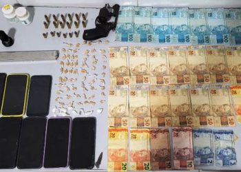 Rio Bananal – Polícia Militar apreende carregador de submetralhadora, revólver, farta munição, dinheiro e drogas.