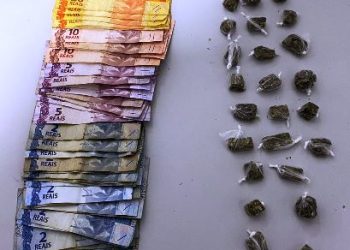 Polícia Militar flagra trio, duas mulheres e um homem, vendendo droga no bairro Santa Cruz, em Linhares