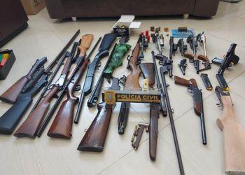 VÍDEOS – trabalho de investigação da Polícia Civil termina em 4 prisões em flagrante, e na maior apreensão de arma de fogo em Linhares