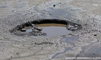 Motociclista que caiu em buraco pode ser indenizada em quase 4 mil reais
