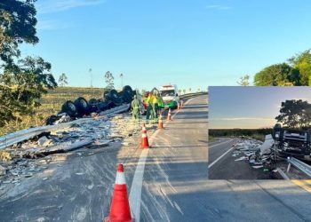 Pai que trafegava à frente de caminhão conduzido pelo filho, não o vê pelo retrovisor, retorna e o encontra morto após caminhão tombar