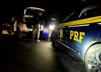 VÍDEO – indivíduo  sem habilitação e com veículo roubado, tenta fugir da PRF, de Linhares a Serra e é preso