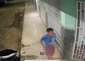 VÍDEO FLAGRANTE – Auxiliar de laboratório é assaltada e motocicleta da empresa é roubada