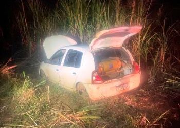 NO CANAVIAL – automóvel depenado e com restrição de furto/roubo é encontrado abandonado em Linhares