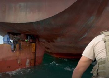 VÍDEOS – Imigrantes escondidos em leme de navio ficaram sem comida e água, mas são resgatados no litoral do ES