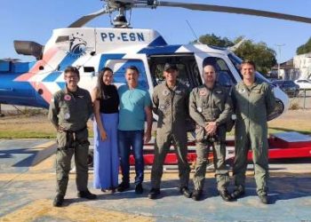 Paciente transportado pelo NOTAER, vítima de aneurisma cerebral, em estado grave, vai a base dos profissionais para agradecer equipe que o transportou